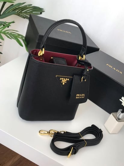 برادا.                            PRADA