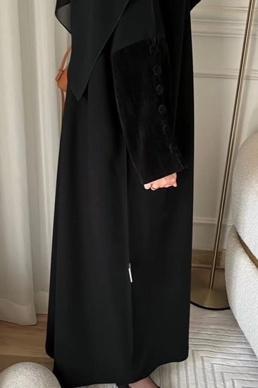 القماش كريب ملكي + مخمل شمواه + طرحة