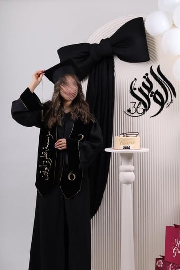 عباية تخرج أسود وذهبي