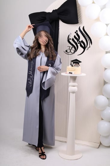 عباية تخرج رمادي وفضي 2026