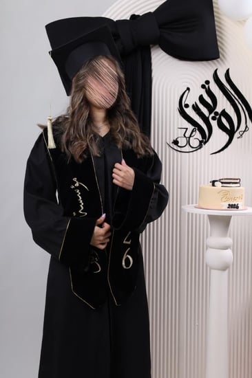 عباية تخرج أسود وذهبي
