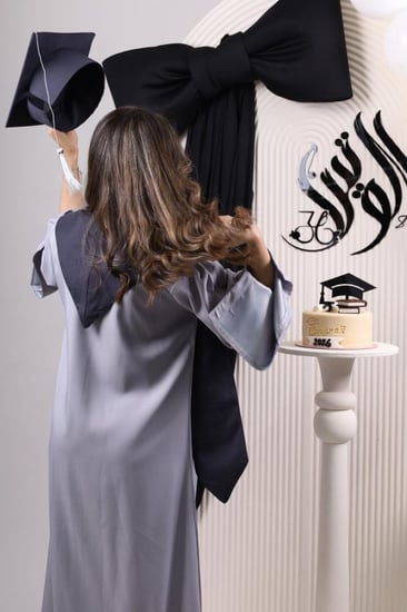 عباية تخرج رمادي وفضي 2026