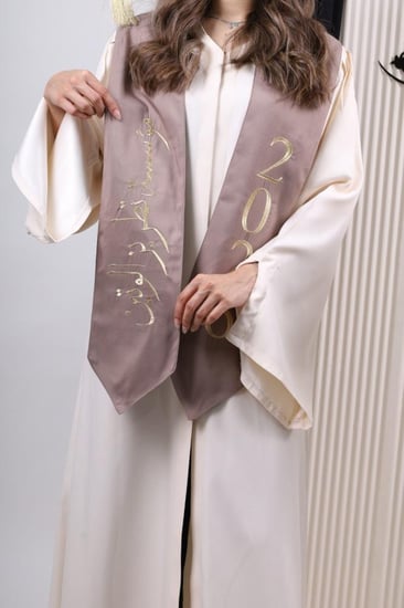 عباية تخرج بيج وبني فاتح 2026