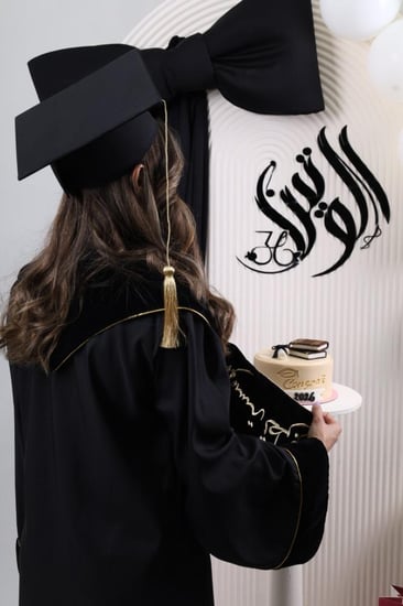 عباية تخرج أسود وذهبي