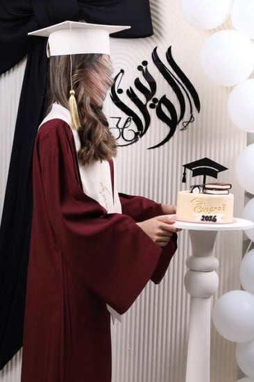 عباية تخرج برغندي وبيج