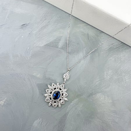 قلادة فضة مرصعة بالزيركون