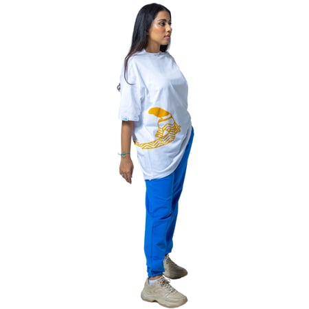 تيشيرت أبيض «اش ماخ» بنقشة شماغ عربية