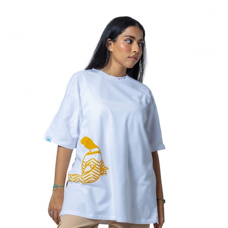 تيشيرت أبيض «اش ماخ» بنقشة شماغ عربية