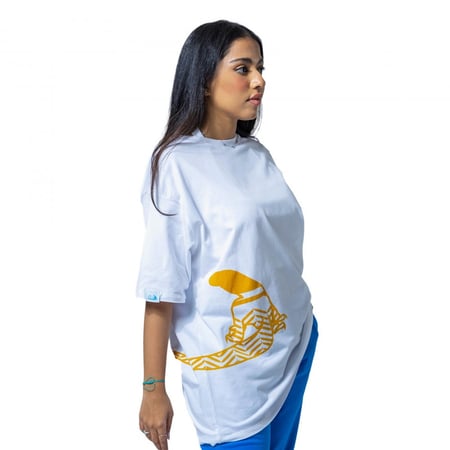 تيشيرت أبيض «اش ماخ» بنقشة شماغ عربية