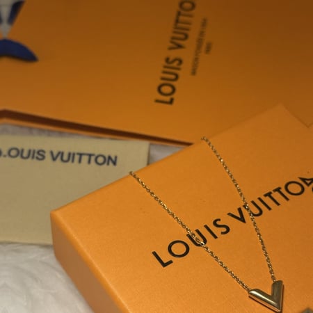 سلسال لويس فيتون بحرف V