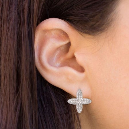 حلق نسائي جميل وهادئ