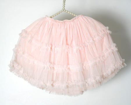 تنورة تل قصيرة بطبقات منفوشة باللون الوردي