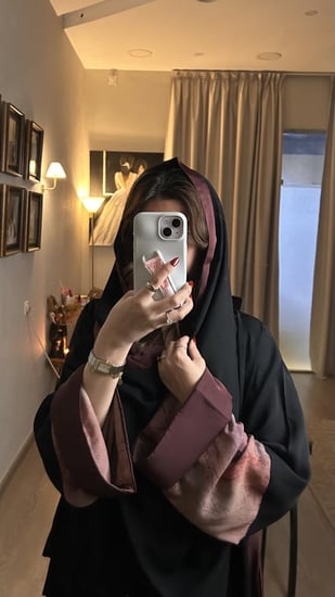 13 عباية كلوش بتدخيلات مموجة تتوفر بلون ازرق و اخضر وبيج