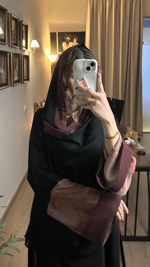13 عباية كلوش بتدخيلات مموجة تتوفر بلون ازرق و اخضر وبيج