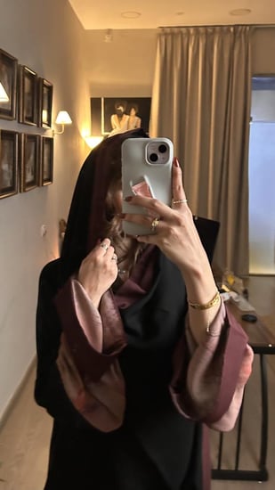 13 عباية كلوش بتدخيلات مموجة تتوفر بلون ازرق و اخضر وبيج