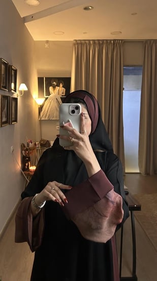 13 عباية كلوش بتدخيلات مموجة تتوفر بلون ازرق و اخضر وبيج