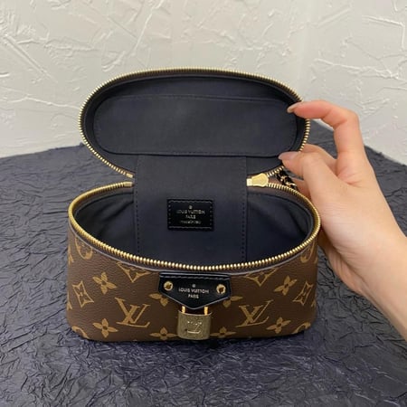 شنطة لويس فيتون Vanity PM مقاس 19cm