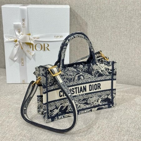 شنطة ديور Mini Dior Book Tote مقاس 21.5cm