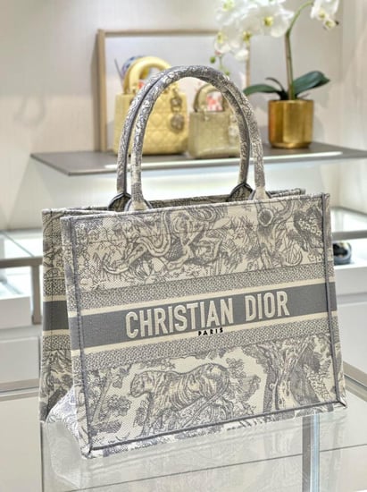 شنطة ديور Medium Dior Book Tote   مقاس 36cm