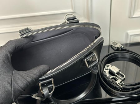 شنطة لويس فيتون  Alma BB مقاس 23.5cm