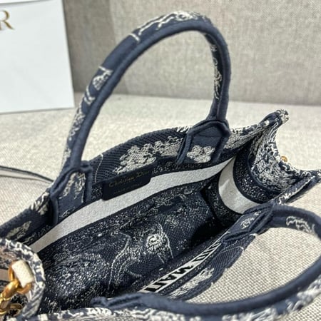 شنطة ديور Mini Dior Book Tote مقاس 21.5cm