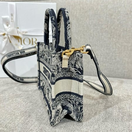 شنطة ديور Mini Dior Book Tote مقاس 21.5cm