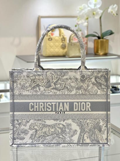 شنطة ديور Medium Dior Book Tote   مقاس 36cm