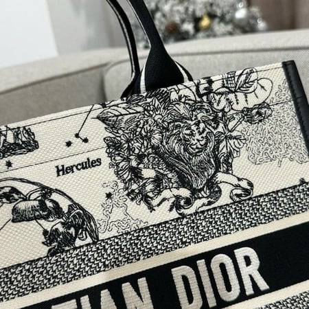 شنطة ديور Medium Dior Book Tote   مقاس 36cm