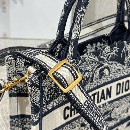 شنطة ديور Mini Dior Book Tote مقاس 21.5cm