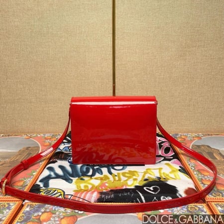 شنطة دولتشي اند غابانا Calfskin DG Logo Bag crossbody bag