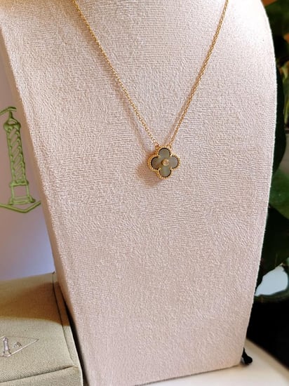 سلسال فان كليف صدفي رصاصي بسلسال ذهبي