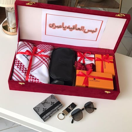 طقم رجالي لويس. شماغ.شنطه يد. بوك. نظاره. ميداليه