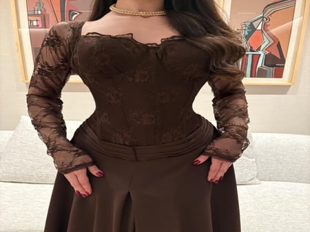 فستان بني راقي باكمام دانتل