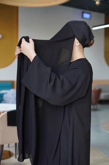 طرحة كويتية مع نقاب