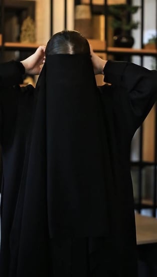 طرحه سوداء ثابته بمطاط