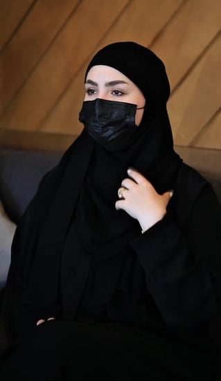 طرحه سوداء ثابته بمطاط