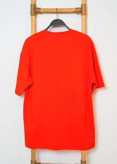 تيشيرت رجالي شبابي بلون برتقالي جريء وحيوي