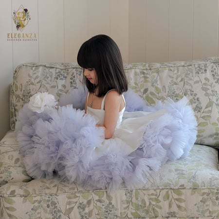 فستان بطبقات التل مزين بالترتر