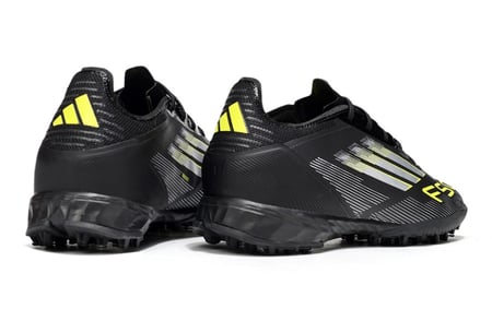 جزمة كرة قدم adidas