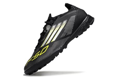 جزمة كرة قدم adidas