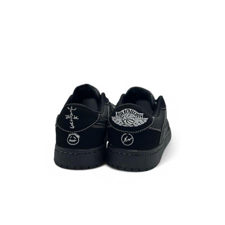 شوز ترافيس سكوت الاسود