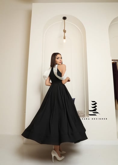 فستان باللون الاسود مزين بالشك