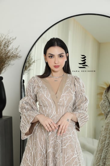 فستان عسلي مع تطريز كامل