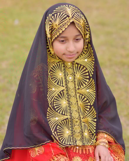 بخنق بتطريز يدوي