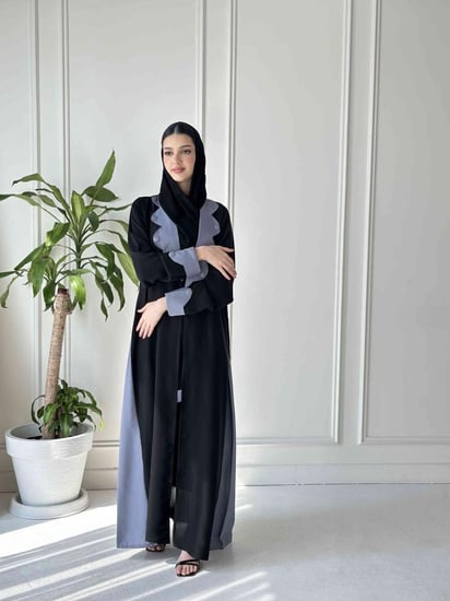 عباية سوداء عصرية بتداخل اللون السماوي بتفاصيل جميلة 7028