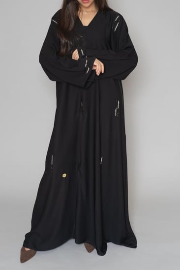 عباية سودا ء ربع كلوش تطريز كمبيوتر لون ابيض و اسود  6046