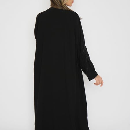 عباية  سوداء   قماش ملكي  مطرزة بالأكمام  6007