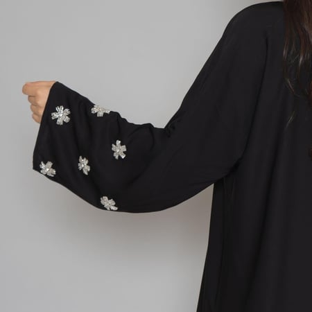 عباية سودا ء تطريز شك يدوي لون ابيض على شكل ورود  6051