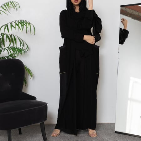 عباية سوداء بطقطق وجيوب مطرزة من الجنب N1073