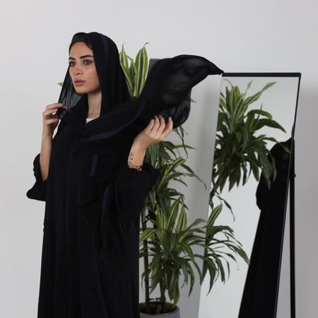 طرح سوداء بمزيج من الخطوط باللون الازرق  t3065